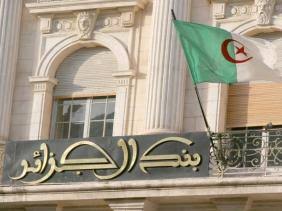 أشخاص يعطون قروض في الجزائر