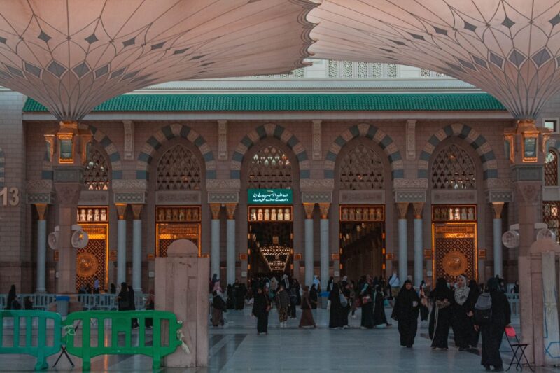 شيفام دوبي: نجم الكريكيت الهندي يخطف الأضواء في المملكة العربية السعودية